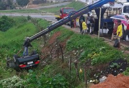 Dois carros capotam após derraparem em pista molhada, em Arapiraca