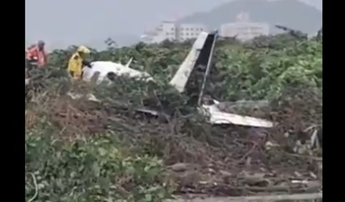 Avião de pequeno porte cai em praia de Navegantes (SC)