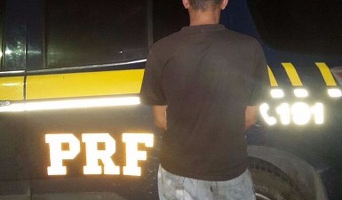 PRF prende traficante de drogas foragido na BR 101, em São Sebastião