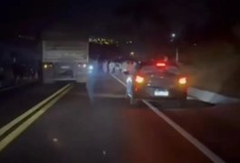 Colisão frontal entre carro e carreta deixa motorista com lesões graves, em Alagoas