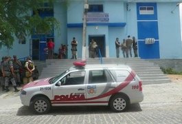 Policiais evitam fuga de detentos em delegacia no Sertão alagoano