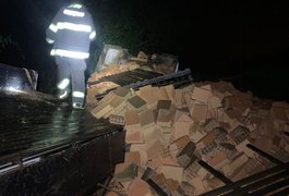 Motorista tomba caminhão ao desviar de buracos na estrada, no Sertão de Alagoas