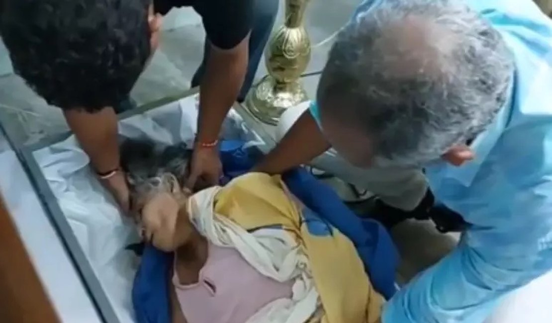 Vídeo. Idosa declarada morta acorda após 5 horas dentro de caixão