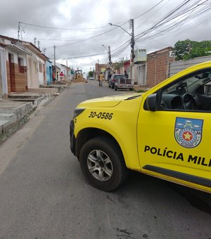 Após obra de calçamento, metralha fica espalhada na rua e moradores fazem protesto em Arapiraca