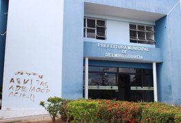 Vândalos deixam mensagem pintada com fezes em fachada de prefeitura em AL