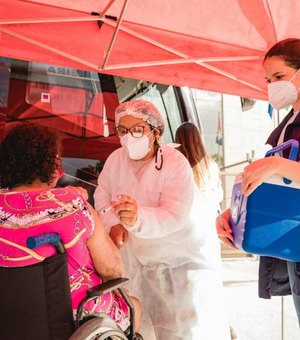 Ônibus da Vacina de Maceió estará na Praça da Faculdade nesta terça-feira (20)