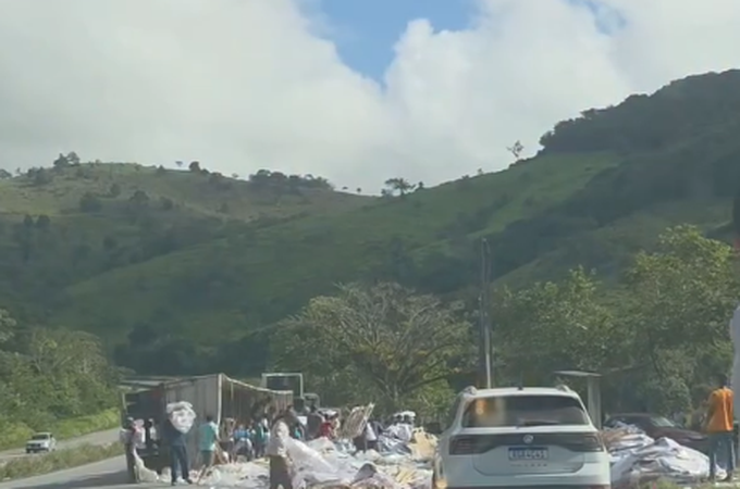 Carreta com carga de plástico tomba em trecho da BR-101, em Flexeiras