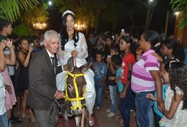 Estefhany Absoluta chega à cerimônia do próprio casamento montada num jumento