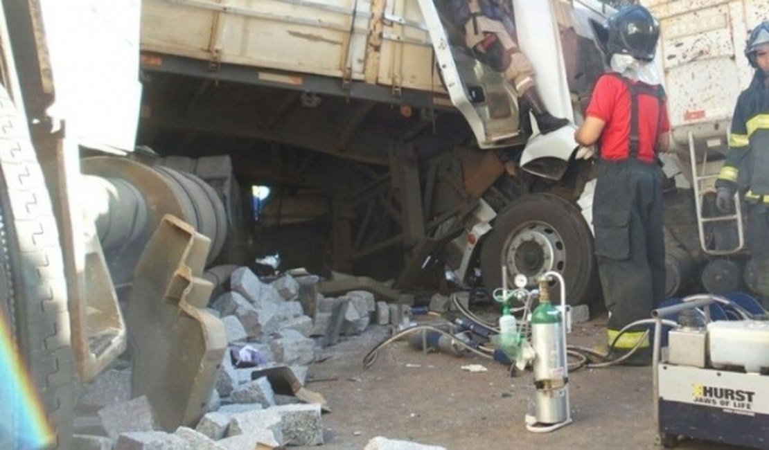 Grave acidente deixa um morto e um ferido na AL-101 Sul