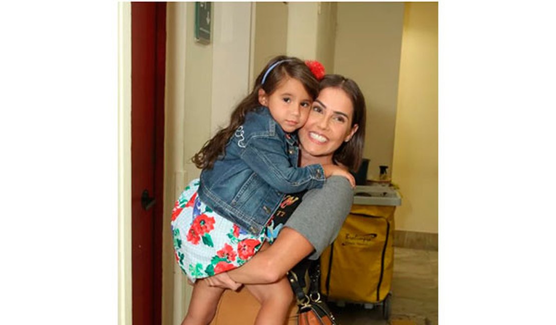 Deborah Secco e Hugo Moura se divertem com a filha no teatro