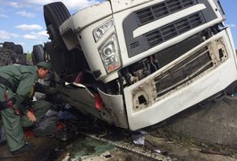 Carreta capota e homem morre após ficar preso às ferragens, no interior de AL