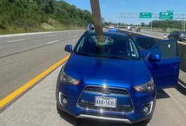 Carro é atingido por madeira e ocupantes escapam por pouco