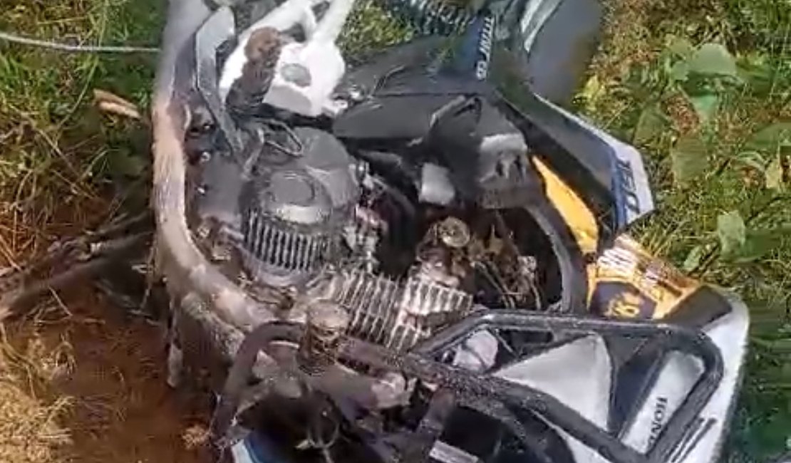 Moto roubada é encontrada em matagal próximo ao Residencial Agreste, em Arapiraca