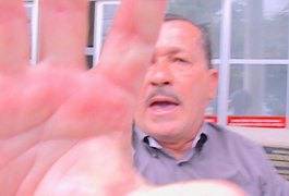 Vídeo. Pai e amigos de ex-prefeito de Girau preso em operação tentam agredir equipe da TV Pajuçara