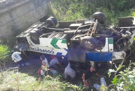 Micro-ônibus cai em ribanceira e deixa 15 pessoas feridas, em SE