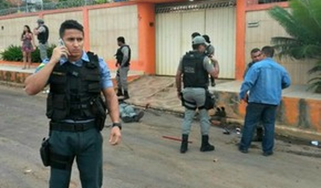 Vídeo: suspeito reage à prisão, rouba arma e mata policial