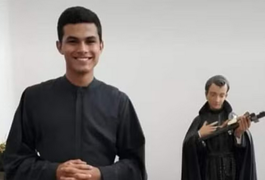 Jovem que queria ser padre deixa a vida religiosa para viver romance iniciado no seminário