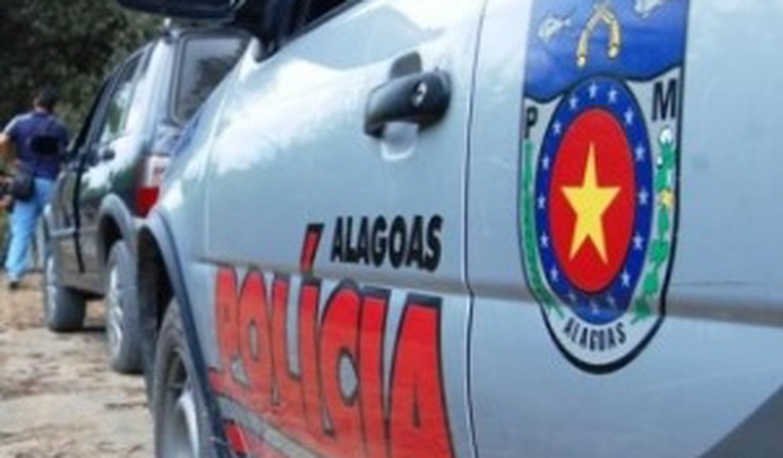 Três espingardas e uma sacola com munições são apreendidas em terreno baldio