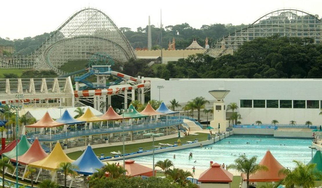 Professor é preso suspeito de tentar estuprar crianças em parque aquático