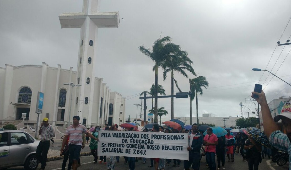 Luta dos professores por reajuste continua com protestos em Arapiraca