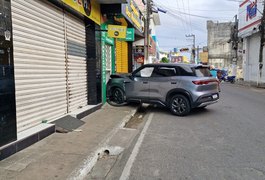 Motorista invade calçada e atinge entrada de clínica odontológica no Centro de Arapiraca