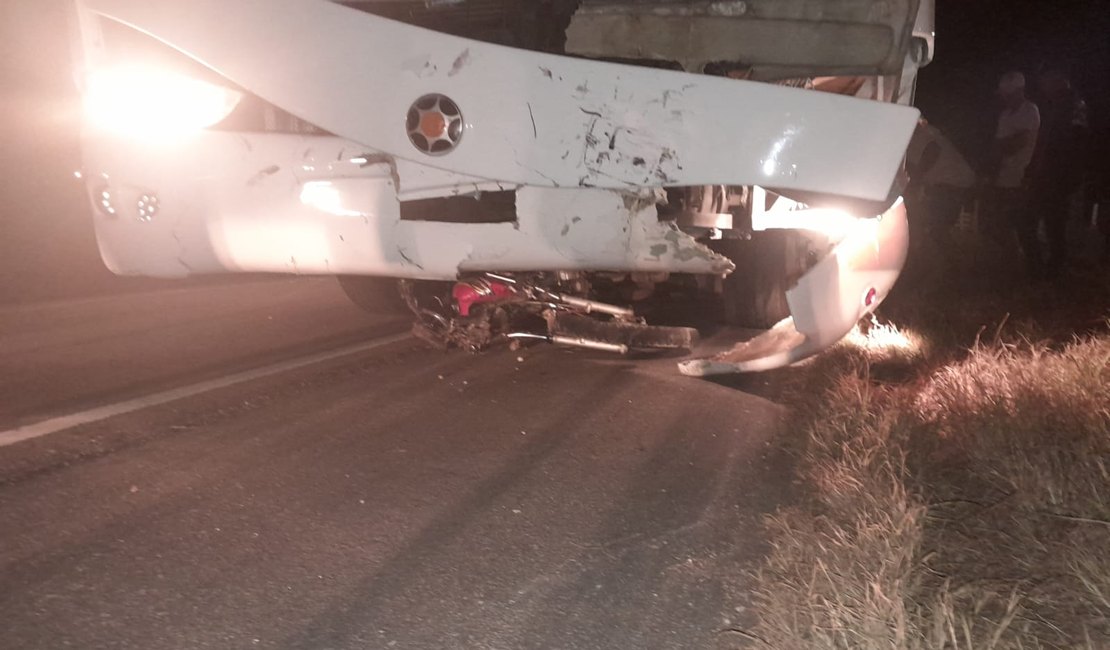 Acidente entre motocicleta e caminhão deixa condutor morto em Santana do Ipanema