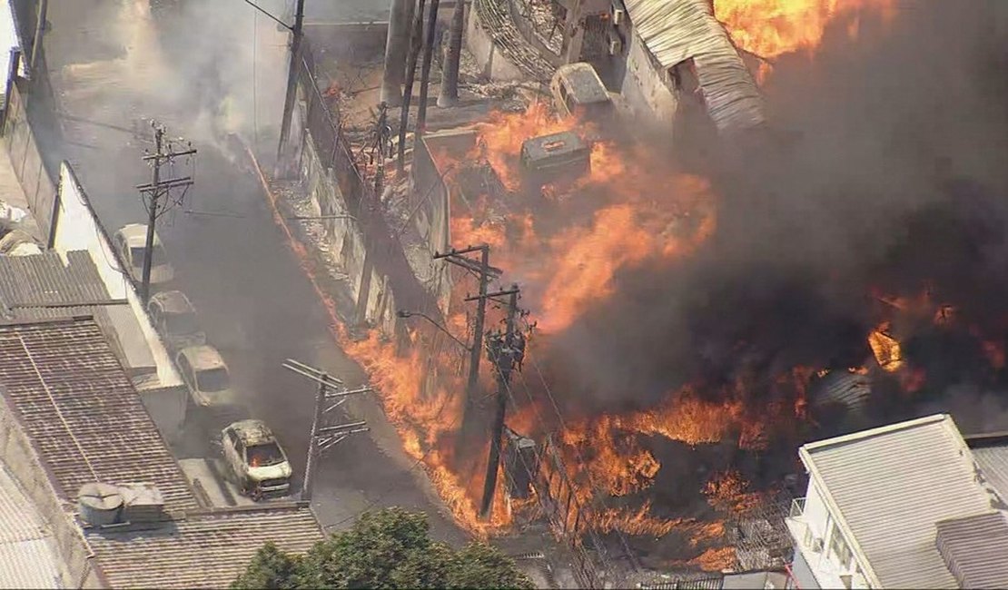 Vídeo. Incêndio de grandes proporções atinge galpão de recicláveis em Barueri