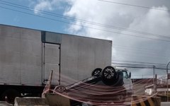 Carro capota na Avenida Menino Marcelo, em Maceió