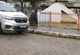 Com a cabeça enfiada em grade, morador de rua é encontrado morto em PE