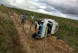 A caminho de cortejo fúnebre, carro de funerária capota na AL-450
