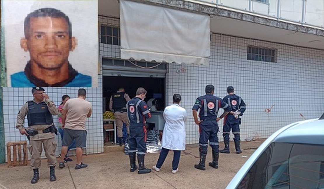 Homem é assassinado com golpes de faca e morre em frente a supermercado em MG