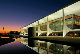 Homem tenta subir rampa do Palácio do Planalto duas vezes na madrugada
