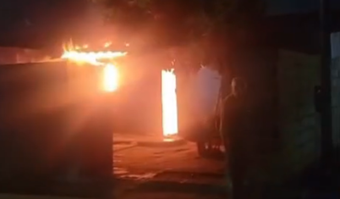 Família tem residência destruída por incêndio em Rio Largo