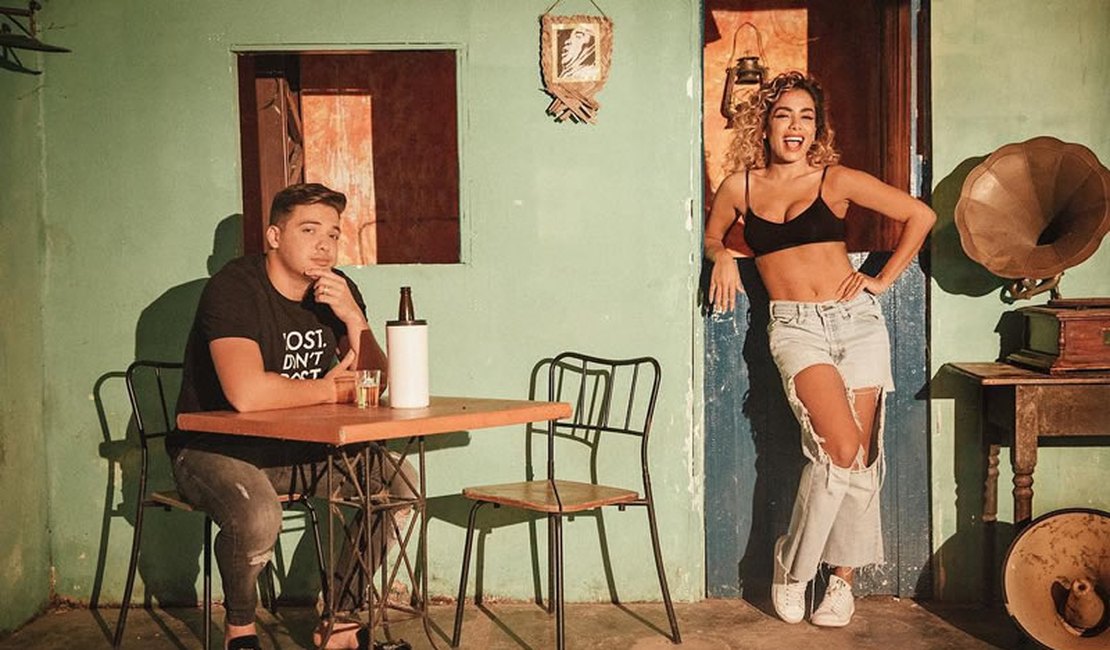 Anitta comanda programa na TV e lança clipe com Safadão