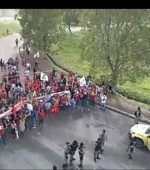Manifestantes a favor e contra Bolsonaro realizam ato na frente do Zumbi dos Palmares