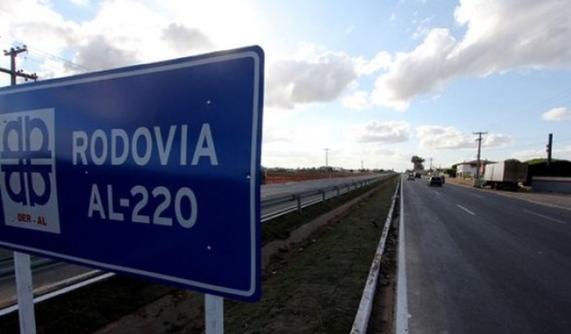 Engavetamento envolve cinco veículos na AL-220, entre São Miguel e Barra