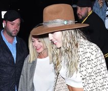 Miley Cyrus faz primeira aparição pública como namorada de Kaitlynn Carter