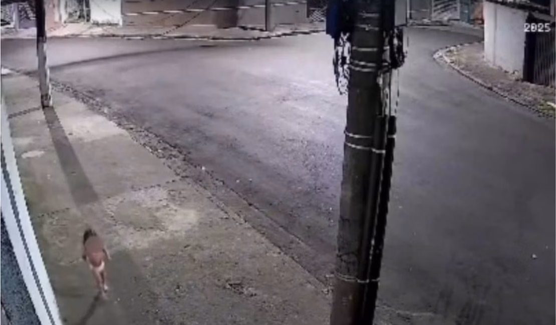 Criança de 3 anos é flagrada sozinha na rua, durante a madrugada, enquanto mãe vai a baile funk
