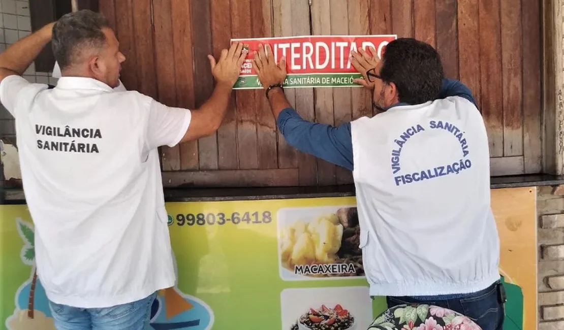 Barraca de tapioca é interditada na orla de Pajuçara, em Maceió