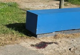 Condutor perde controle de moto e bate cabeça em banco de praça em São Miguel dos Campos