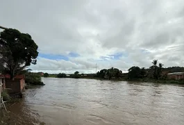 Após chuvas intensas, Atalaia registra desabamento de residência e deslizamento de barreira