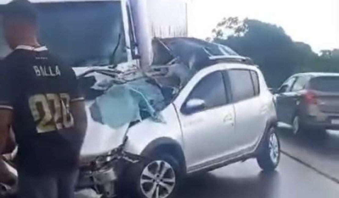 Colisão frontal deixa duas pessoas gravemente feridas na BR-316, em Atalaia