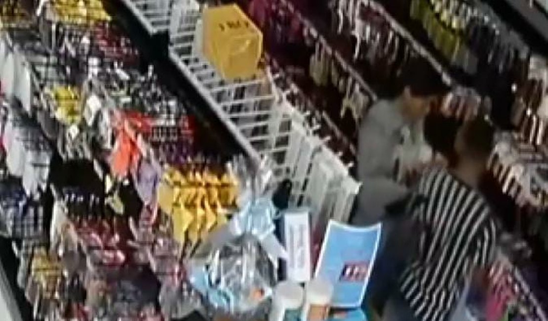 VÍDEO: Casal é flagrado furtando R$ 2 mil em escovas de cabelo em loja do Centro de Maceió