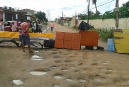 Moradores do bairro Canafístula protestam por melhorias na localidade nesta segunda-feira, 27