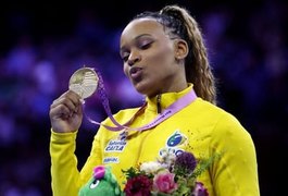 Brasileira Rebeca Andrade supera Simone Biles e é ouro no mundial de ginástica artística