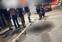 Homem esfaqueia dois durante discussão no Centro de Arapiraca e foge pela linha férrea