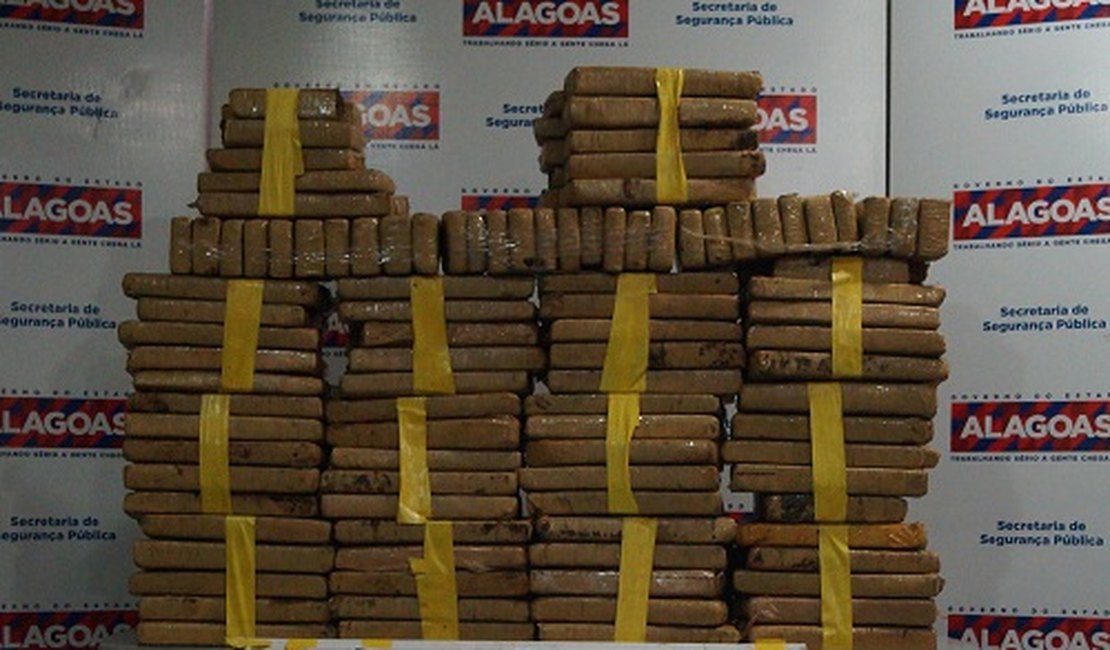 Operação prende casal com 177 quilos de maconha escondida em caminhão