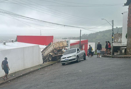 Caminhão desgovernado atinge muro de instituição em Palmeira dos Índios