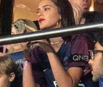 Marquezine vê jogo de Neymar na França ao lado de Davi Lucca