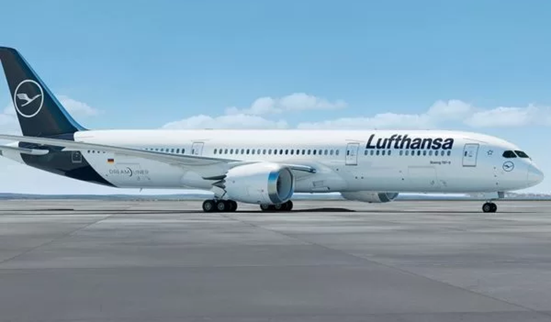 Sete pessoas ficam feridas em turbulência após raio atingir avião